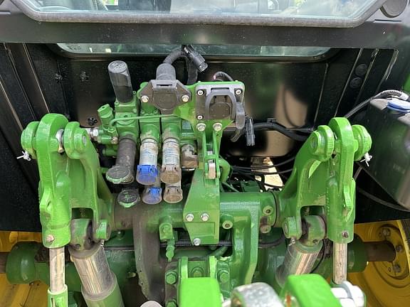 Image of John Deere 5105M equipment image 3