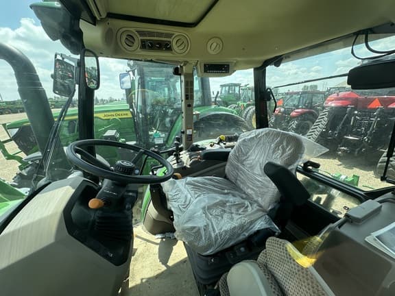 Image of John Deere 5105M equipment image 4