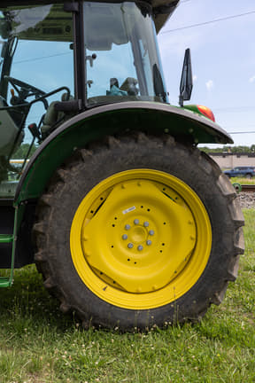 Image of John Deere 5105M equipment image 4