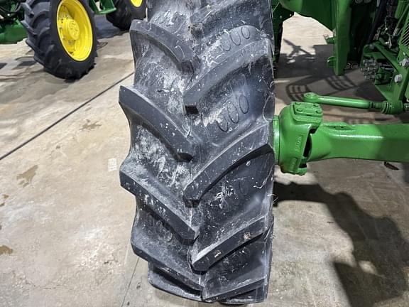 Image of John Deere 5120M equipment image 4