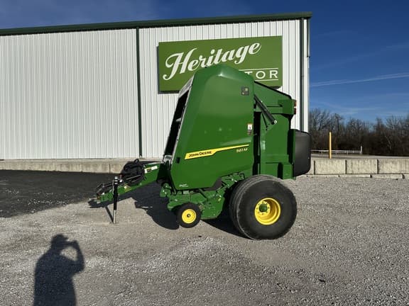 Image of John Deere 561M equipment image 4
