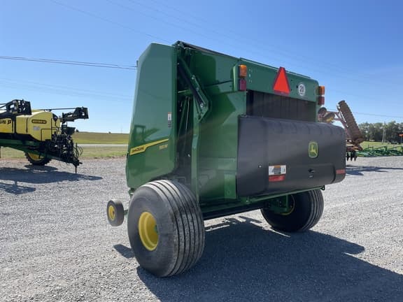 Image of John Deere 561R equipment image 2