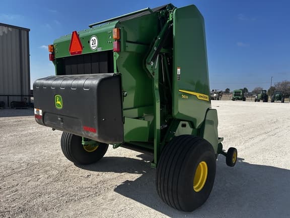 Image of John Deere 561R equipment image 4