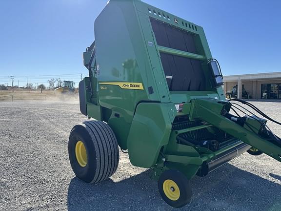 Image of John Deere 561R equipment image 4