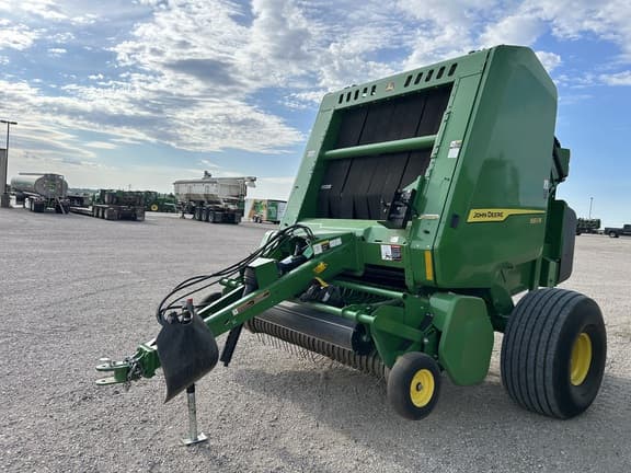 Image of John Deere 561R equipment image 1