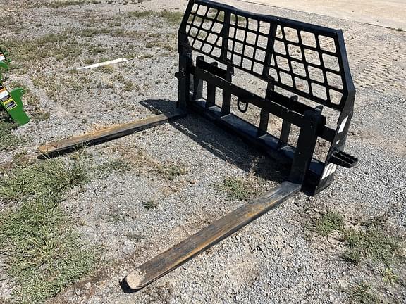 Image of John Deere Pallet Forks equipment image 3