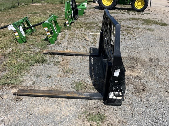 2024 John Deere Pallet Forks Equipment Image0