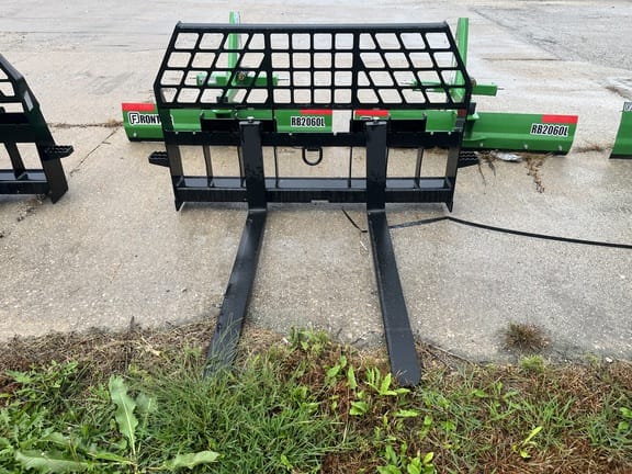 2024 John Deere Pallet Forks Equipment Image0