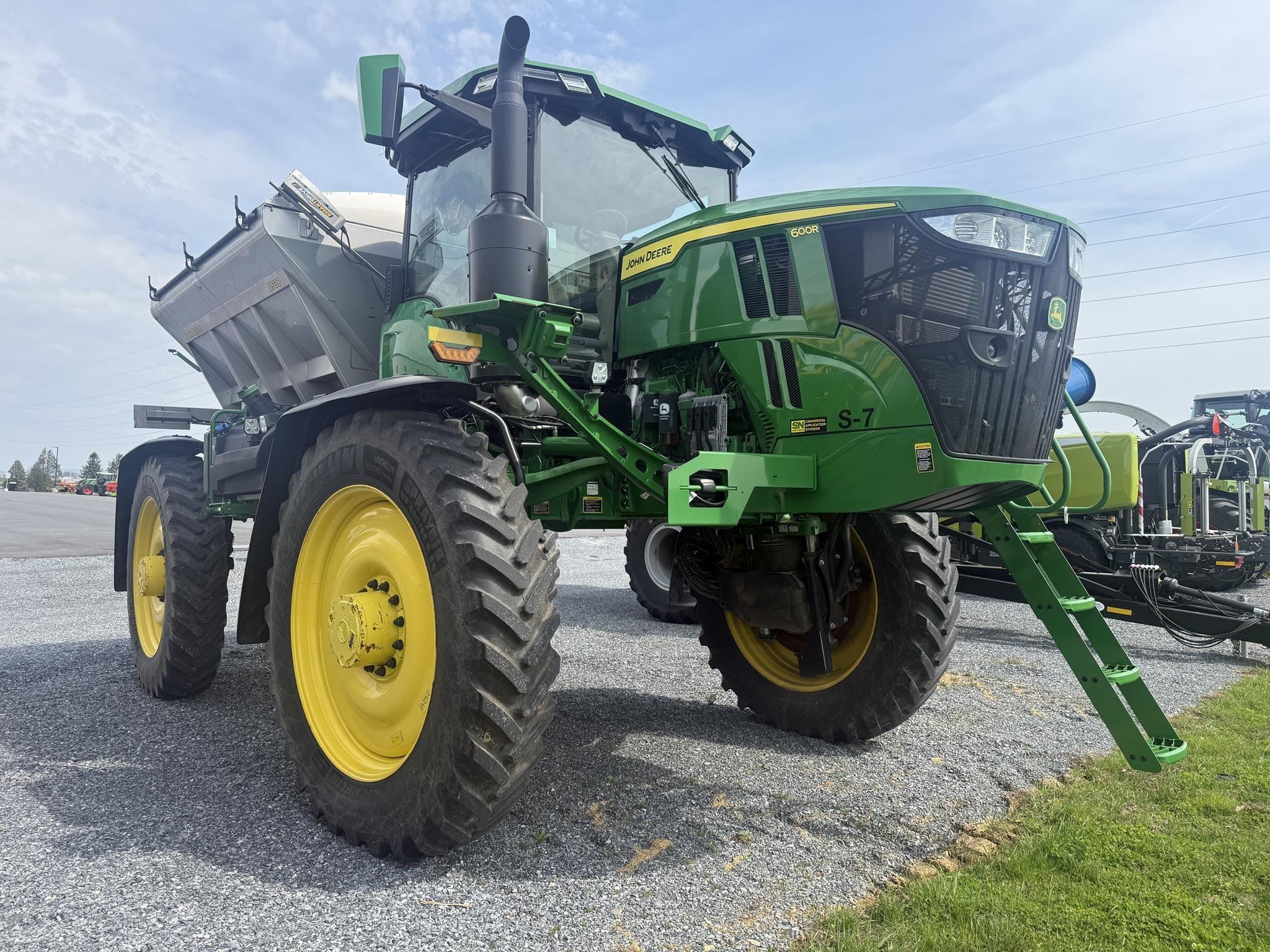 2024 John Deere 600R Equipment Image0