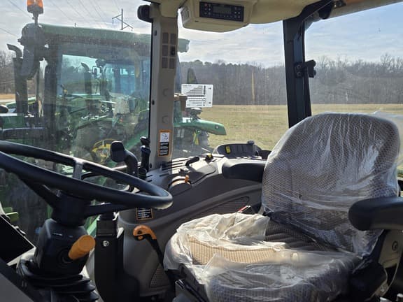 Image of John Deere 6105E equipment image 4