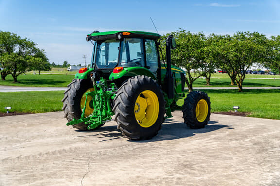 Image of John Deere 6105E equipment image 4