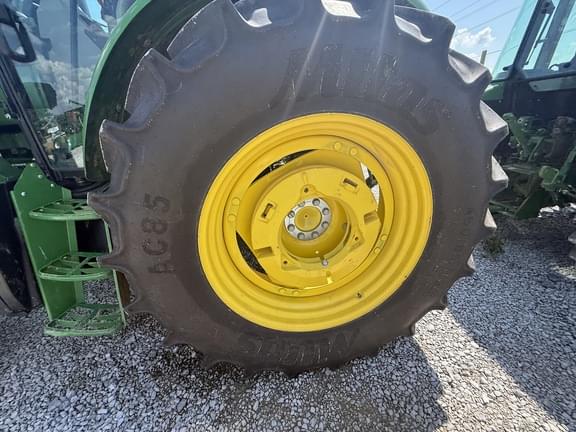 Image of John Deere 6105E equipment image 3