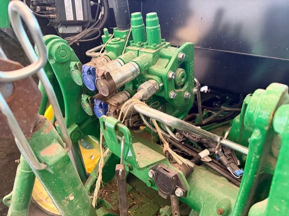 Image of John Deere 6105E equipment image 4
