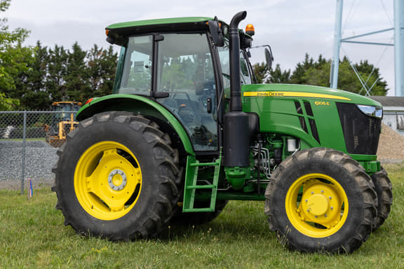 Image of John Deere 6105E equipment image 2