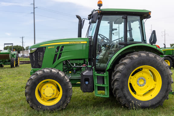 Image of John Deere 6105E equipment image 4
