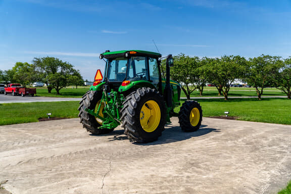 Image of John Deere 6105E equipment image 4