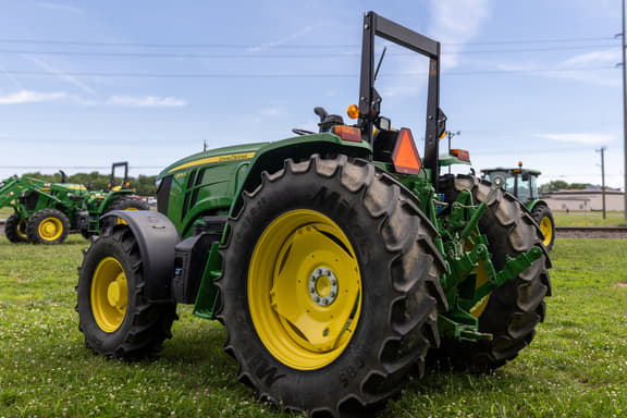 Image of John Deere 6105E equipment image 4