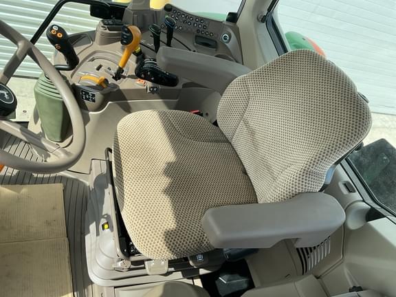 Image of John Deere 6110M equipment image 4