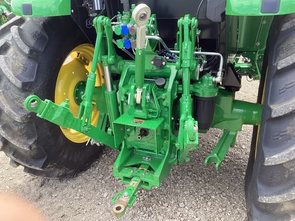 Image of John Deere 6120E equipment image 3