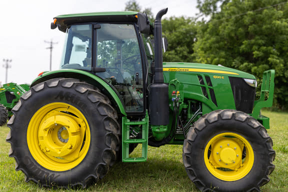 Image of John Deere 6120E equipment image 3