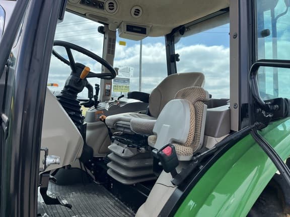 Image of John Deere 6120E equipment image 4