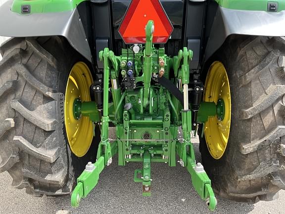 Image of John Deere 6120M equipment image 4