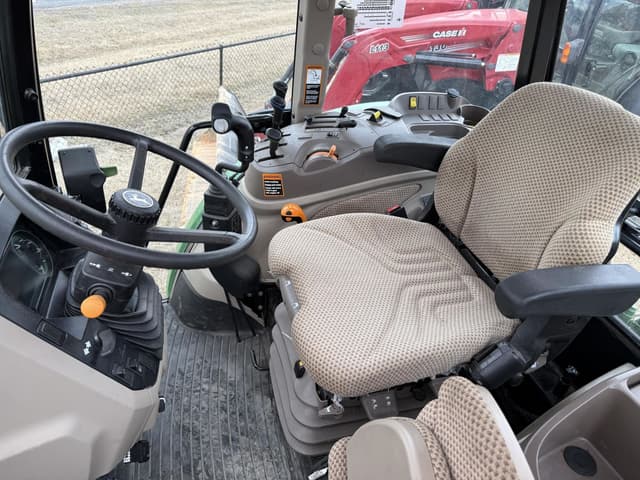 Image of John Deere 6135E equipment image 4