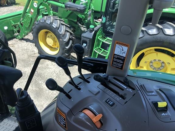 Image of John Deere 6135E equipment image 4