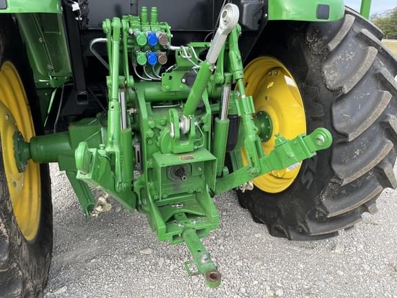 Image of John Deere 6135E equipment image 4