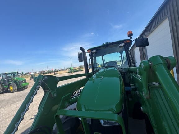 Image of John Deere 6135E equipment image 4