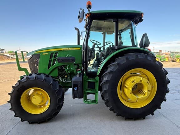 Image of John Deere 6135E equipment image 4