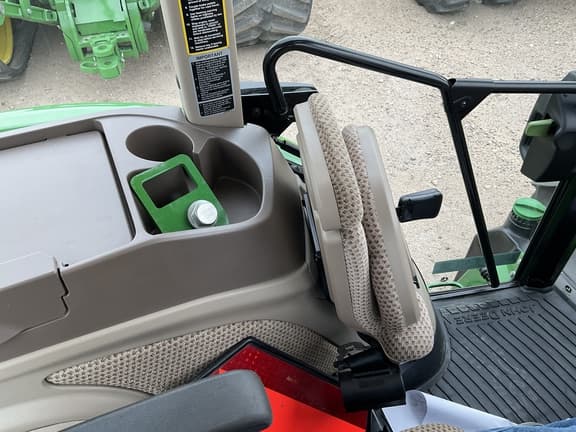 Image of John Deere 6135E equipment image 3