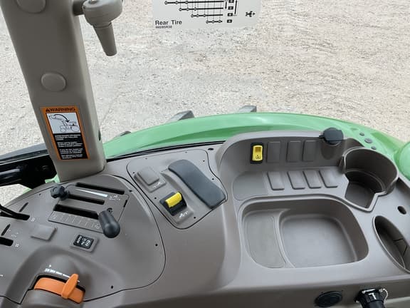 Image of John Deere 6135E equipment image 4