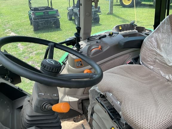 Image of John Deere 6135E equipment image 3