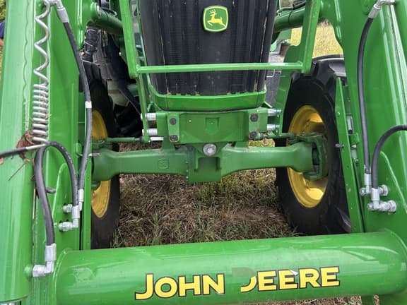 Image of John Deere 6135E equipment image 4