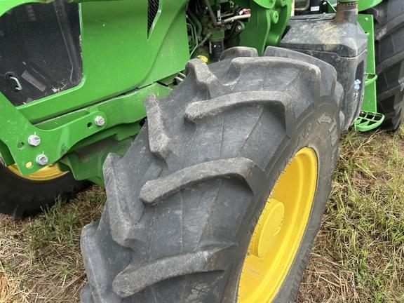 Image of John Deere 6135E equipment image 4