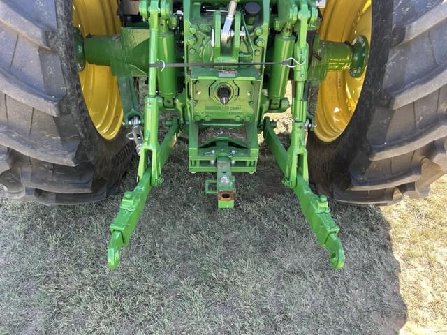 Image of John Deere 6135E equipment image 4