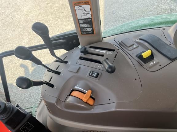 Image of John Deere 6135E equipment image 4