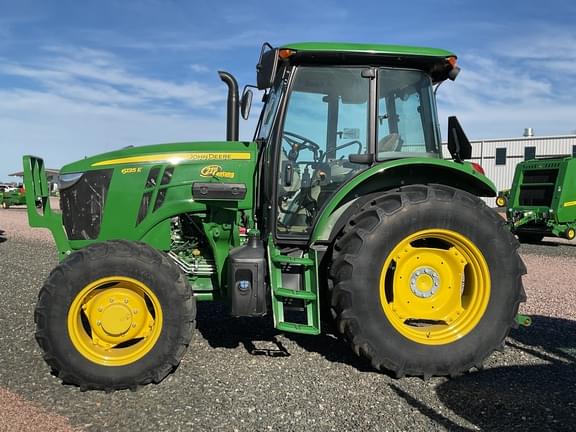 Image of John Deere 6135E equipment image 1