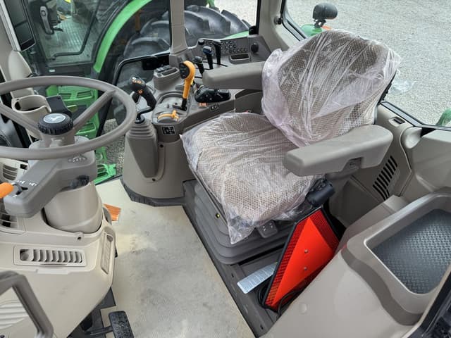 Image of John Deere 6140M equipment image 4