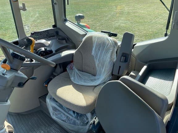 Image of John Deere 6155M equipment image 4
