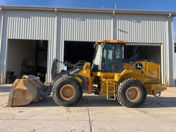 Image of John Deere 624P equipment image 1