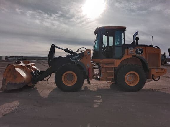Image of John Deere 624P equipment image 1