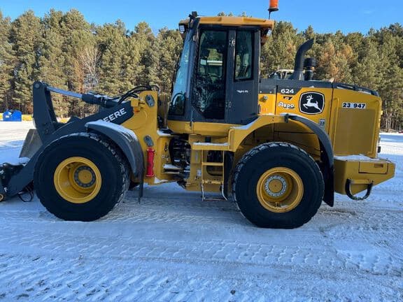 Image of John Deere 624P equipment image 1