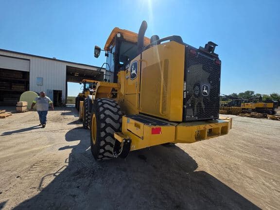 Image of John Deere 624P equipment image 2