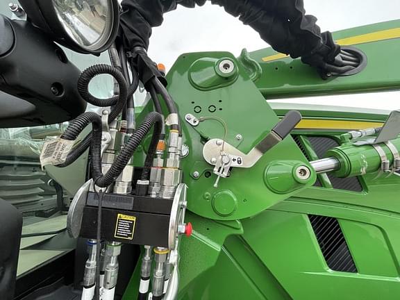 Image of John Deere 640R equipment image 4