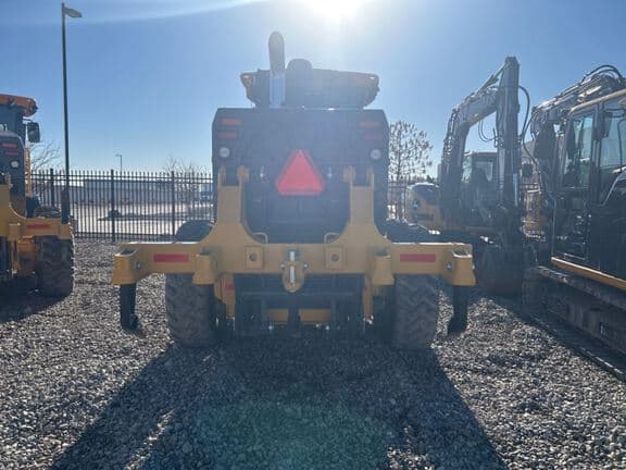 Image of John Deere 672G equipment image 3