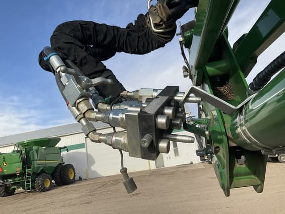 Image of John Deere 680R equipment image 3