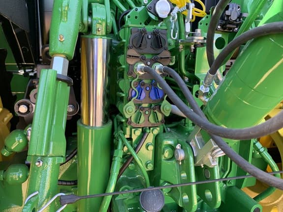 Image of John Deere 6R 195 equipment image 4