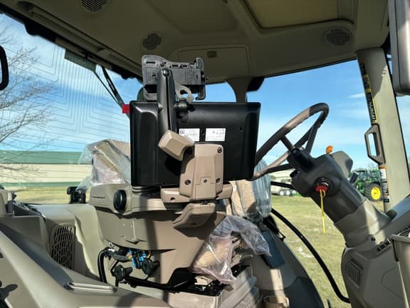 Image of John Deere 6R 215 equipment image 4